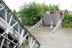 Hiện trường vụ sập cầu. (Nguồn: báo Dân trí)