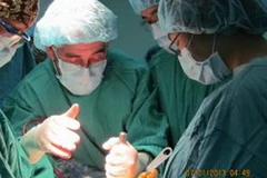 Một ca phẫu thuật của các bác sỹ. (Nguồn: ictpress.vn)