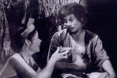 Nghệ sĩ Đức Lưu và Bùi Cường trong vai Thị Nở và Chí Phèo trong phim "Làng Vũ Đại ngày ấy". (Nguồn: TT&VH)
