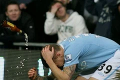 Bellamy "may mắn" tránh được chai bia. (Ảnh: TT&VH)