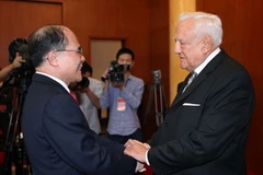 Chủ tịch Quốc hội Nguyễn Sinh Hùng tiếp ông Christian Poncelet, Chủ tịch Nhóm Nghị sĩ hữu nghị Pháp-Việt. (Ảnh: Doãn Tấn/TTXVN)