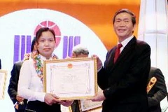 Ông Đinh Thế Huynh, Trưởng Ban Tuyên giáo Trung ương trao giải Nhất của giải thưởng sáng tạo Khoa học Công nghệ Việt Nam năm 2012. (Ảnh: Vũ Sinh/TTXVN)