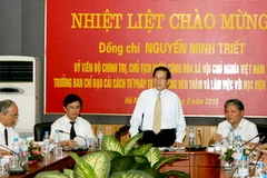 Chủ tịch nước Nguyễn Minh Triết thăm và làm việc với Học viện Tư pháp. (Ảnh: Nguyễn Khang/TTXVN) 
