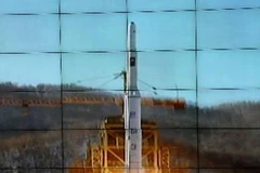 Tên lửa Unha-3 rời bệ phóng ở Trung tâm Vũ trụ Sohae, tỉnh Bắc Pyongan, ngày 12/12. (Nguồn: AFP/TTXVN)