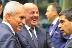 Các bộ trưởng tài chính của :Síp Vassos Shiarly (trái), Tây Ban Nha Luis De Guindos (giữa) và Bồ Đào Nha Vitor Gaspar (phải) tại hội nghị. (Nguồn: AFP)