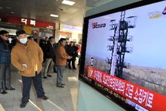 Người dân Hàn Quốc theo dõi vụ phóng tên lửa của Cộng hòa Dân chủ Nhân dân Triều Tiên trên truyền hình tại nhà ga ở Seoul. (Nguồn: AFP/TTXVN)