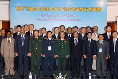 Trung tướng Nguyễn Chí Vịnh, Thứ trưởng Bộ Quốc phòng và các vị lãnh đạo Cảnh sát biển châu Á. (Ảnh: Trọng Đức/TTXVN)