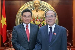 Chủ tịch Quốc hội Nguyễn Sinh Hùng tiếp Phó Chủ tịch Quốc hội Lào, Saysomphone Phomvihane. (Ảnh: Nhan Sáng/TTXVN)