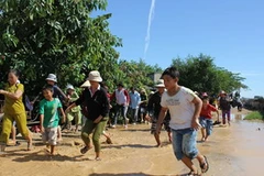 Nhân dân thôn Thạch Bi 2, xã Phổ Thạnh sơ tán theo hướng dẫn của lực lượng chức năng. (Nguồn: baoquangngai.com.vn)