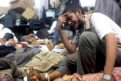 Người dân Ai Cập đau khổ bên xác những người biểu tình sau cuộc xung đột với cảnh sát tại Cairo, ngày 14/8. (Nguồn: AFP/TTXVN)