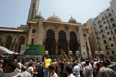 Những người biểu tình phản đối ông Morsi tập trung bên ngoài thánh đường Al-Fath để phản đối nhóm biểu tình chống chính phủ. (Nguồn: Reuters)