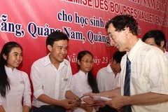 Giáo sư Odon Vallet trao học bổng cho học sinh tỉnh Quảng Nam, tháng 8/2011. (Ảnh: Trần Lê Lâm/TTXVN)