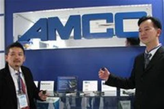 Các kỹ sư của trung tâm đang giới thiệu về chip xử lý của AMCC. (Ảnh:thesaigontimes.vn)