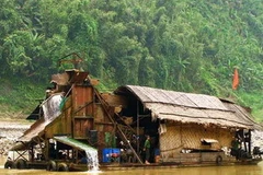 Một tàu khai thác vàng trái phép. Ảnh minh họa. (Nguồn: Internet)