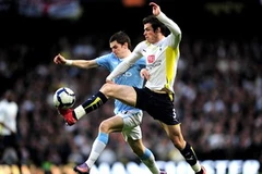 G.Bale (Tottenham- áo trắng) tranh bóng với Johnson (Manchester City - áo xanh). (Ảnh: Getty Images) 