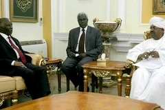 Cựu Tổng thống Nam Phi Thabo Mbeki (trái) gặp Tổng thống Sudan Omar al-Bashir (phải) tại Khartoum. (Nguồn: Getty Images) 