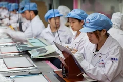 Công nhân sản xuất thiết bị của Apple ở một nhà máy tại Trung Quốc. (Nguồn: techinasia.com)
