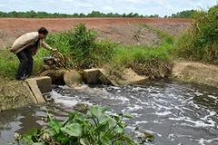 Cống xả thải ra rạch Bà Chèo rồi ra sông Đồng Nai của Sonadezi Long Thành. (Nguồn: báo Dân trí)