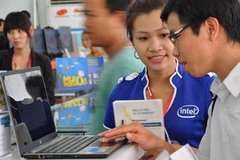 Nhân viên Intel giới thiệu tới khách hàng dòng sản phẩm Ultrabook™ tích hợp bộ vi xử lý Intel® Core™ thế hệ thứ 3. (Nguồn: Intel Việt Nam)