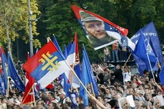 Biểu tình rầm rộ ở Belgrade phản đối việc bắt giữ ông Ratko Mladic. (Nguồn: Reuters)