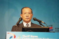 Ông Lee Kye-cheol, Chủ tịch Ủy ban Truyền thông quốc gia Hàn Quốc phát biểu khai mạc hội nghị. (Ảnh: Phương Trang/Vietnam+)