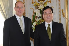 Hoàng thân Monaco Albert II và Đại sứ Dương Chí Dũng. (Ảnh: Lê Hà/Vietnam+)