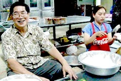 Ông Vũ Mạnh Hùng làm giàu từ món ăn truyền thống. (Ảnh: Ngọc Tiến/Vietnam+)