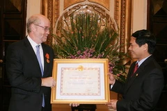 Thứ trưởng Bộ Ngoại giao Bùi Thanh Sơn trao Huân chương Hữu nghị cho Đại sứ Sean Doyle. (Ảnh: Thống Nhất/TTXVN)