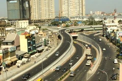 Nút giao thông Nguyễn Hữu Cảnh trên tuyến Đại lộ Đông-Tây. (Ảnh: Anh Tôn/TTXVN)