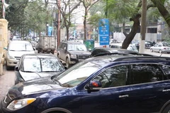 Xe đỗ kín vỉa hè phố Lý Thường Kiệt. (Ảnh: Bùi Tường/TTXVN)