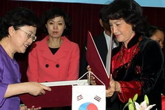 Bộ trưởng xã hội hai nước Việt Nam-Hàn Quốc trao đổi bản ghi nhớ hợp tác giữa hai nước về bình đẳng giới. (Ảnh: Hữu Việt/TTXVN)