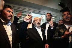 Ban lãnh đạo đảng Ennahda ăn mừng sau khi kết quả bấi cử vào Hội đồng lập hiến (Quốc hội) ở Tunisia được công bố. (Nguồn: Reuters)