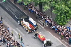 Clip đoàn xe tang Đại tướng trên đường phố Hà Nội