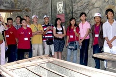 Đoàn thanh niên kiều bào Thành phố Hồ Chí Minh tham quan di tích cách mạng ở thành phố. (Nguồn: ubvk.hochiminhcity.gov.vn)