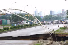 Vết sụt lún sâu tới 2m trên đường Lê Văn Lương kéo dài. (Ảnh: Sơn Bách/Vietnam+)