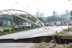 Vết sụt lún sâu tới 2m trên đường Lê Văn Lương kéo dài. (Ảnh: Sơn Bách/Vietnam+)