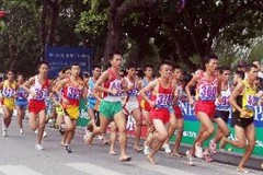 Các vận động viên tranh tài ở nội dung cá nhân nam khối THCS tại giải chạy báo Hà Nội Mới lần thứ 39. .(Ảnh: Quốc Khánh/TTXVN)