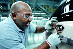 Công nhân gắn mác xe Kia tại nhà máy sản xuất xe hơi của Kia tại Georgia, Mỹ. (Nguồn: Internet)