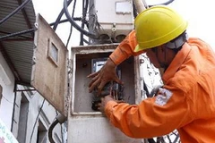 Lắp đặt côngtơ điện cho hộ dân sử dụng điện. (Nguồn: TTXVN)