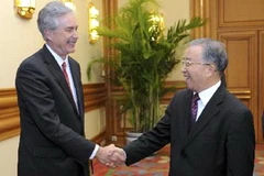 Thứ trưởng Ngoại giao Mỹ William Burns gặp Ủy viên Quốc vụ Đới Bỉnh Quốc. (Nguồn: news.xinhuanet.com)