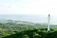 Toàn cảnh ngọn đuốc Hồ Chí Minh trên đỉnh Núi Cấm, đảo Phú Quý. (Nguồn: Binhthuantoday.com)