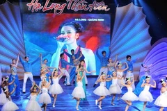 Tiết mục ca nhạc tại điểm cầu truyền hình Hà Nội kết hợp với điểm cầu Hạ Long-Quảng Ninh. (Ảnh: Minh Đức/TTXVN) 