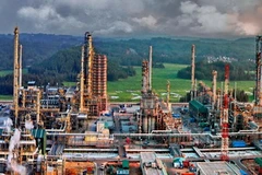 Toàn cảnh các phân xưởng chính Nhà máy lọc dầu Dung Quất. (Ảnh:Thanh Long/TTXVN) 