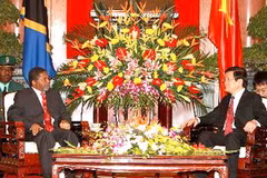 Chủ tịch nước Trương Tấn Sang tiếp Tổng thống Khu bán tự trị Zanzibar (Tanzania) Ali Mohamed Shenin. (Ảnh: Nguyễn Khang/TTXVN)