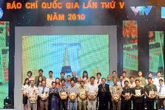 Trao giải báo chí quốc gia lần thứ 5, 2010. (Nguồn: TTXVN)