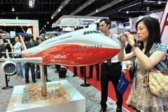 Khách tham quan hội chợ hàng không Singapore Airshow. (Nguồn: Getty Images)