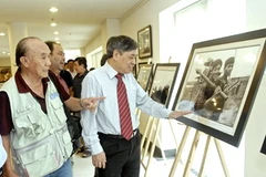 Các đại biểu xem triển lãm "Những khoảnh khắc lịch sử." (Ảnh:Thế Anh/TTXVN) 