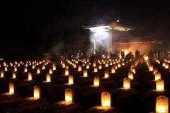 Thắp nến tưởng nhớ các anh hùng, liệt sỹ ở nghĩa trang lịêt sỹ huyện Vĩnh Linh, Quảng Trị. (Nguồn: TTXVN)