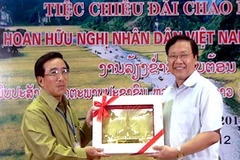 Ông Phankham Viphavan tặng quà lưu niệm cho lãnh đạo tỉnh Ninh Bình. (Ảnh: Đạt Vũ/Vietnam+)