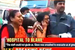 Người nhà các nạn nhân trong vụ hỏa hoạn bày tỏ sự đau buồn tại hiện trường vụ hỏa hoạn. (Nguồn: chụp từ video clip)